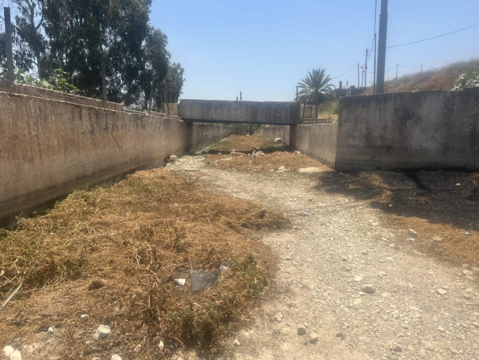 Dry spring outlet channel in Wadi Faria’a, in the Occupied Palestinian Territories. Photo: Stephen Fragaszy / IWMI